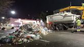 En medio del conflicto por la basura en CABA, casi se incendia un camión recolector y tiró todos los residuos a la calle