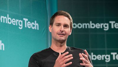 Snap CEO Rallies Workers on Ad Business Amid Stock Drop