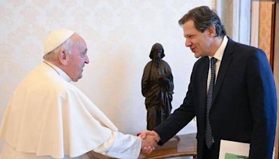 Mônica Bergamo: Haddad dá livro de Chalita e cuia de presente ao papa Francisco