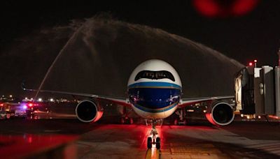 Llega primer vuelo directo de China a México tras pandemia por Covid-19