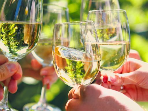 25 vinos blancos para brindar este verano