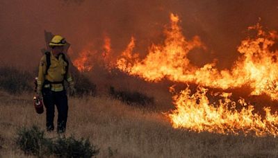 Thousands evacuated from California wildfires