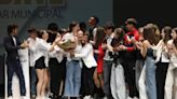 El emotivo momento en el que un padre lleva un ramo de flores a su hija en medio de la Liga de Debate de Gijón