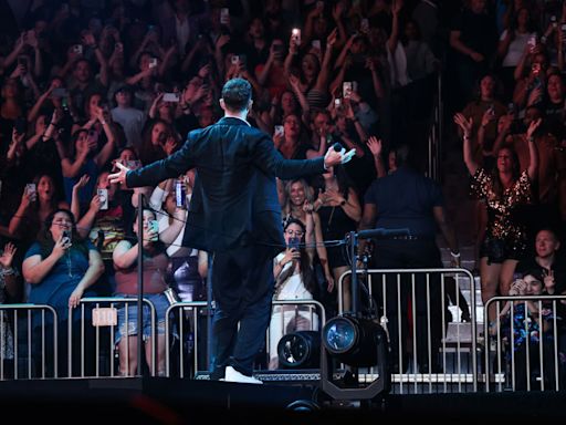 Justin Timberlake Salutes Martin Scorsese From Stage At Madison Square Garden Show