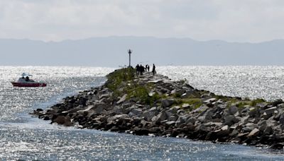 Boat crashed into a Long Beach jetty, one man has died and 10 were injured