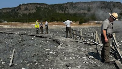 美國黃石公園熱液爆炸 墨黑煙柱撲半空 遊客嚇呆4秒才懂拔腿逃