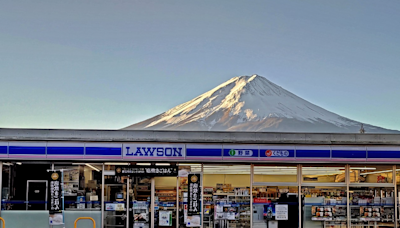 中國遊客挖洞拍富士山太扯 日本河口湖町公所出新招