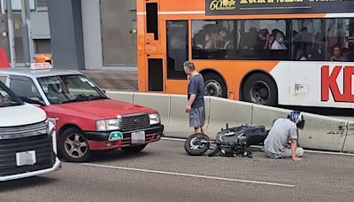 龍翔道的士撞電單車 鐵騎士手腳受傷送院治理