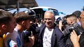 La afición del Málaga invade el aeropuerto para dar alas a su equipo