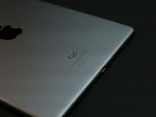 iPad 10才剛買！他驚「非原廠充電線」就不能充電 過來人1招可解決