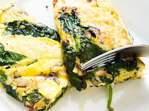 ...Calorie Foods To Eat Every Day And Not Gain Weight, According To Nutrition Experts: Spinach & Mushroom Omelette...