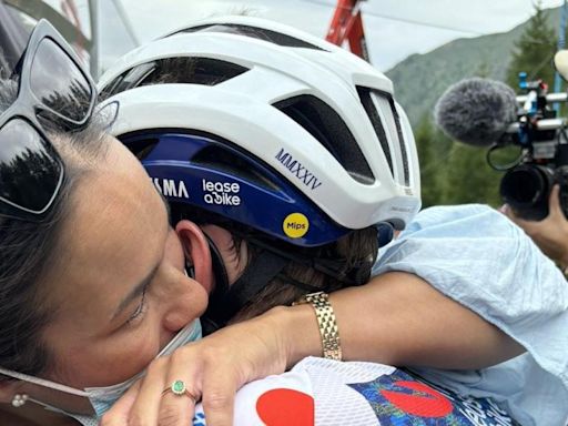 Las emotivas lágrimas de Vingegaard al abrazarse con su mujer en la llegada de Isola 2000 de la 19ª etapa del Tour
