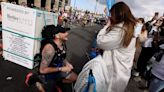 Fridge-carrying runner proposes during the London Marathon