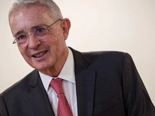 Álvaro Uribe arremetió de nuevo contra el senador Iván Cepeda: “visitó las cárceles, ofreció beneficios para que me acusaran”