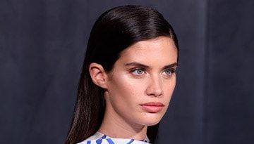 El truco de maquillaje fácil con un labial marrón que logra el mejor 'contouring' antiedad