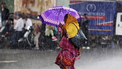 IMD predicts heavy rain in several parts of Maharashtra, issues 'red alert' for tomorrow