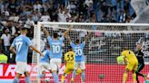 Lazio supera a Bologna pese a expulsión de su arquero