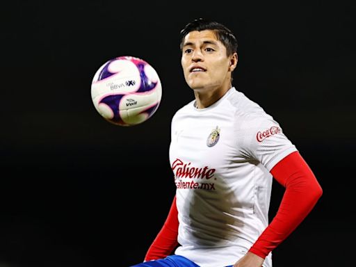 Ronaldo Cisneros, cuarta baja de Chivas