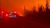 Cientos de incendios forestales en los Territorios del Noroeste de Canadá generan evacuaciones en lo que las autoridades llaman una "situación de crisis"