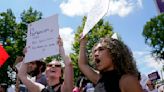 Con elogios y protestas, celebran 1er aniversario de fallo antiaborto de Corte Suprema