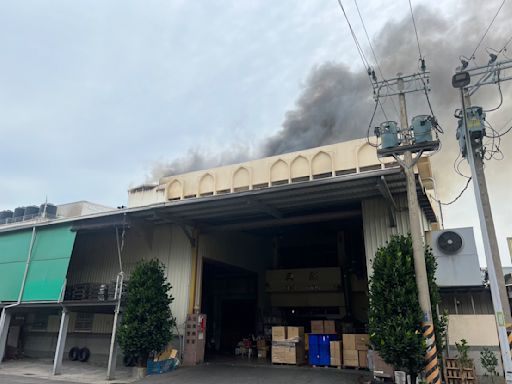 台南仁德保安工業區工廠起火 目前50名消防員打火中