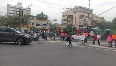 Vecinos arman bloqueo en Avenida Revolución por instalación de parquímetros