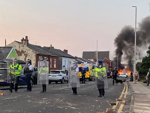 Far-right protesters target Southport mosque, clash with UK police