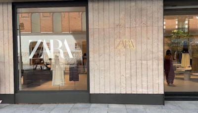 Zara da un paso más hacia el fin de las compras en tienda: un directo de cinco horas, modelos internacionales y adquisiciones inmediatas | Sociedad | Cadena SER