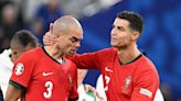 Hasta las lágrimas: la conmovedora imagen de Cristiano Ronaldo y Pepe tras quedar fuera de la Eurocopa - La Tercera