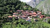 El pueblo poco conocido de Asturias que está escondido entre montañas y tiene rutas de senderismo