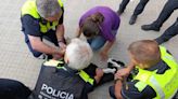 Buscan por redes al propietario de una cabra que la Policía Local encontró por las calles de Vilanova, Barcelona