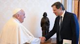 Mônica Bergamo: Haddad dá livro de Chalita e cuia de presente ao papa Francisco