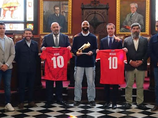 El Ayuntamiento de Palma y el Consell homenajean al futbolista mallorquín Emilio Nsue