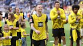 Borussia Dortmund fans hold up incredible banner to bid farewell to Marco Reus as players throw club legend into the air after final Bundesliga match | Goal.com Malaysia