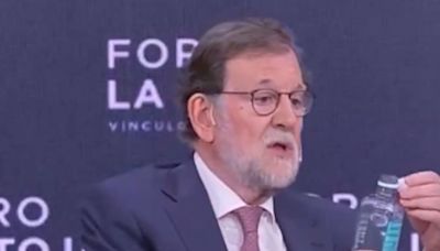 Rajoy cuenta su primera experiencia con una botella con el tapón adherido: "Me puse hecho un circo" | Política | Cadena SER