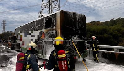 新／國道3號「遊覽車突冒大火」 32師生急逃命