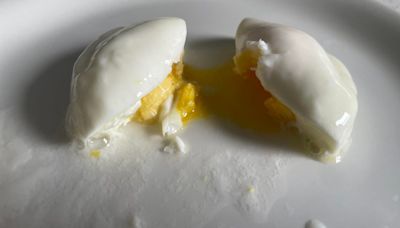 These 1-Minute Microwaved Poached Eggs Are a Brunch Hack for the Ages