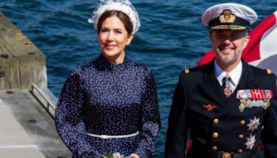 En barco: Federico y Mary de Dinamarca se mudaron al castillo de Fredensborg