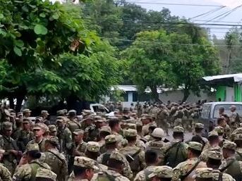 Bukele cerca cinco barrios en las afueras de San Salvador con 3000 soldados y policías en busca de pandilleros