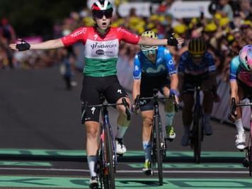 Vollering crash puts Tour de France Femmes crown in jeopardy as Vas shines