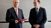 Norway hands over papers for diplomatic recognition to the Palestinian prime minister