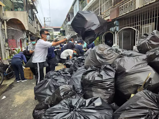 震撼畫面！台南百人清「垃圾屋」掃出20噸雜物 1.5小時救出老夫婦