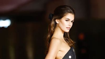 La gonna longuette di Kaia Gerber per la Primavera 2024