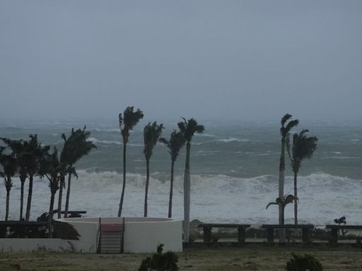 Onda tropical número 6 y huracán Beryl: lluvias torrenciales y vientos fuertes en gran parte de México