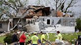 Varios muertos por un tornado que dejó un rastro de casas destruidas, autos aplastados y árboles rotos en Iowa