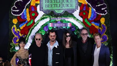 Tim Burton y el elenco de "Beetlejuice" visitan la CDMX