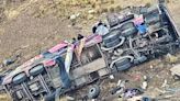 Qué se sabe del trágico accidente en Perú donde un bus cayó a un barranco - La Tercera