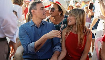 Reaparece Begoña Gómez junto al presidente Pedro Sánchez en el mitin socialista de Benalmádena (Málaga)