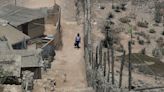 El derrumbe anunciado del muro que separa a ricos y pobres en Lima