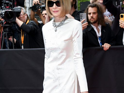 Anna Wintour Holds Court at the 2024 Met Gala in a Timeless Silhouette - E! Online